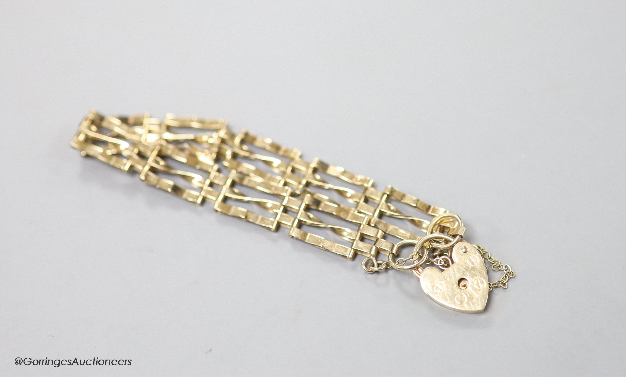 A modern 9ct gold gate link bracelet, approx. 16cm, 7.4 grams.